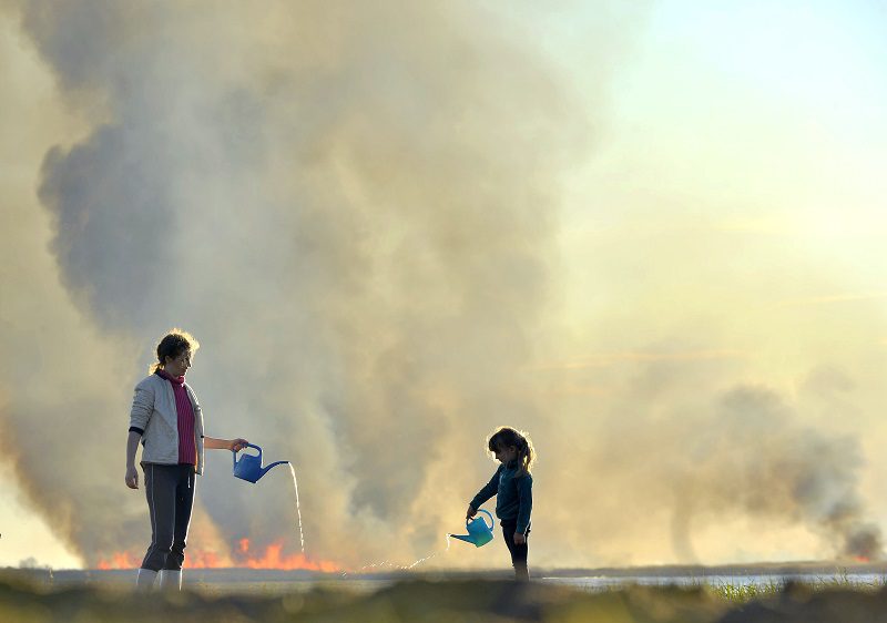 Mother and daughter fight bush fires