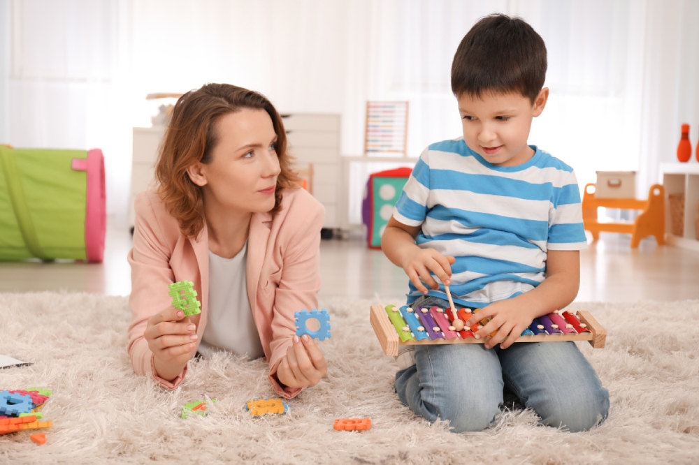 Child and parent meeting with an experienced clinician for an autism assessment at Kids First Children’s Services in Brookvale.