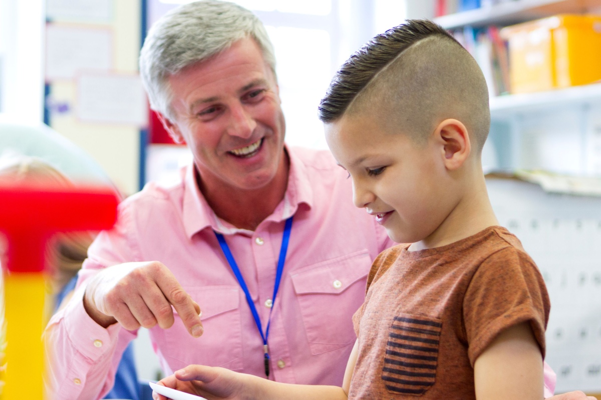 Speech pathologist using the Sounds-Write program to help a child learn to read at Kids First Children’s Services in Brookvale